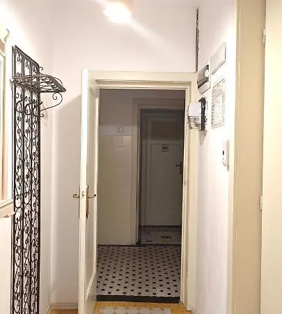 Luxury 3 בוקרשט